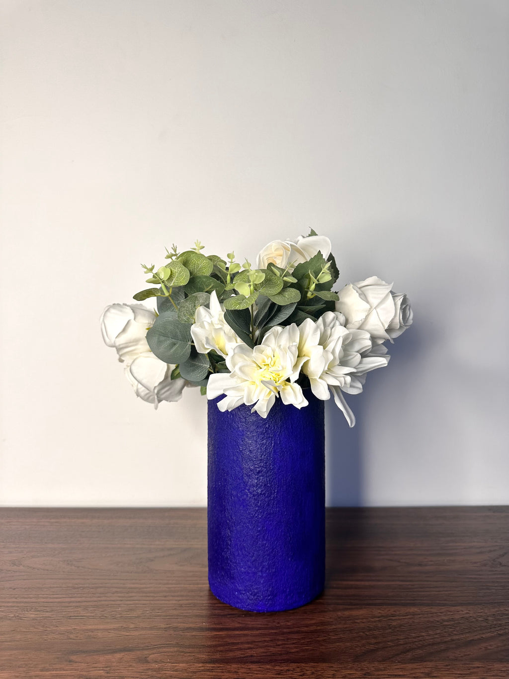 VASE EN VERRE CYLINDRIQUE TEXTURÉ BLEU PROFOND