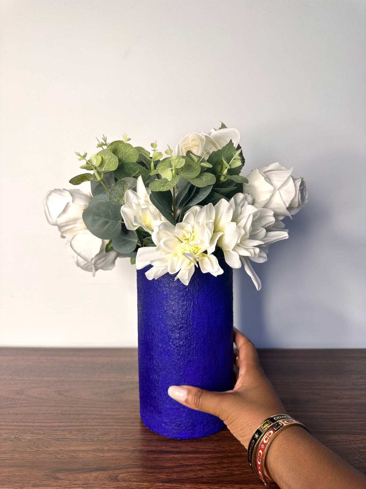 VASE EN VERRE CYLINDRIQUE TEXTURÉ BLEU PROFOND