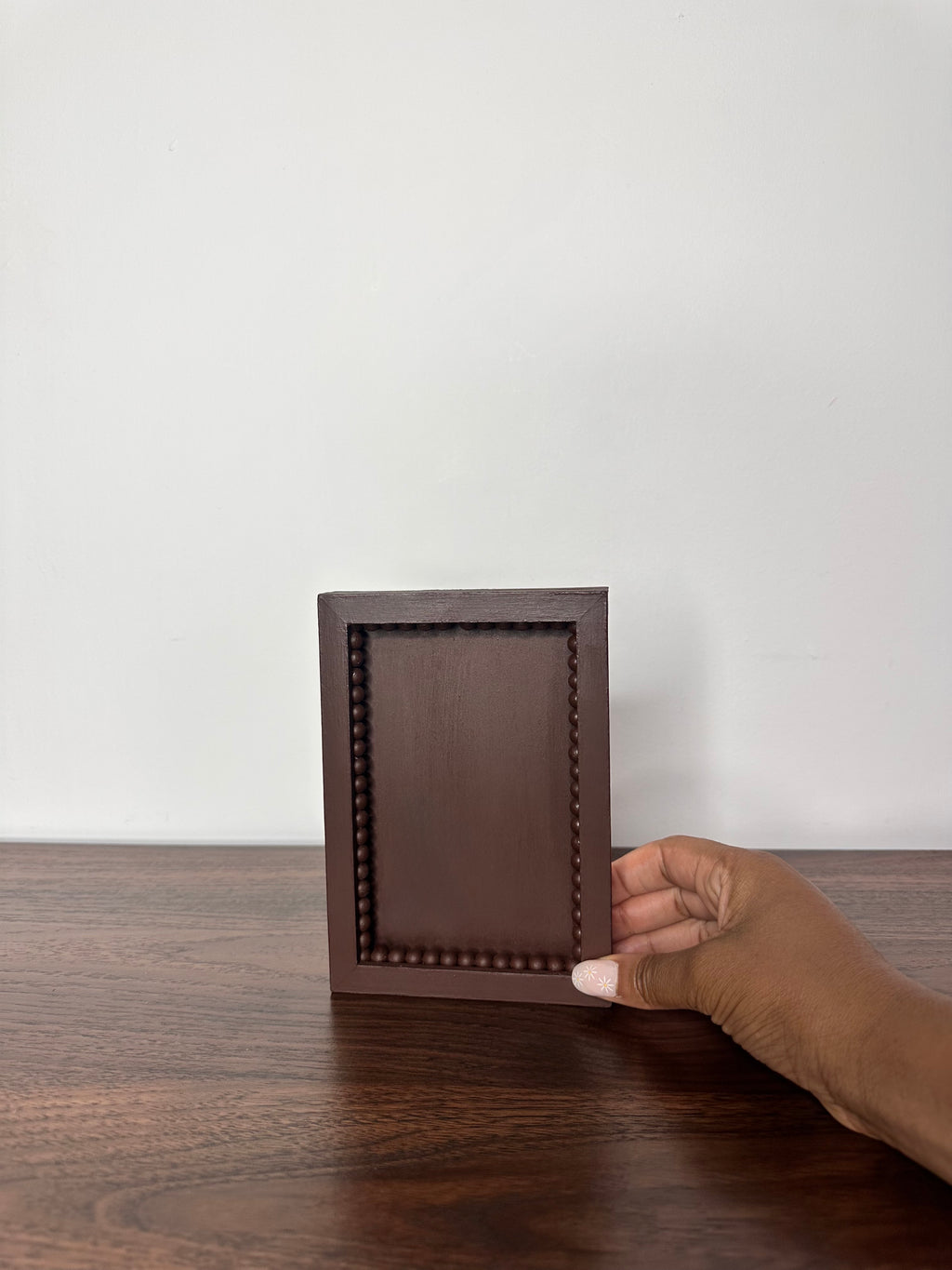 PLATEAU RECTANGULAIRE MARRON  AVEC PERLES RANGEMENT BIJOUX/ ACCESSOIRES