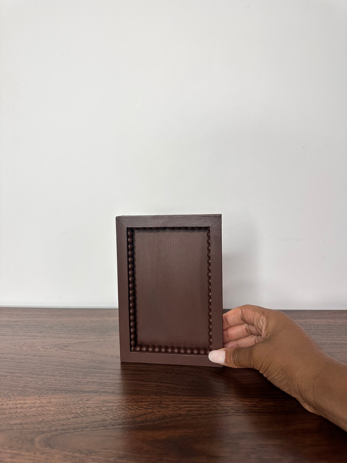 PLATEAU RECTANGULAIRE MARRON  AVEC PERLES RANGEMENT BIJOUX/ ACCESSOIRES