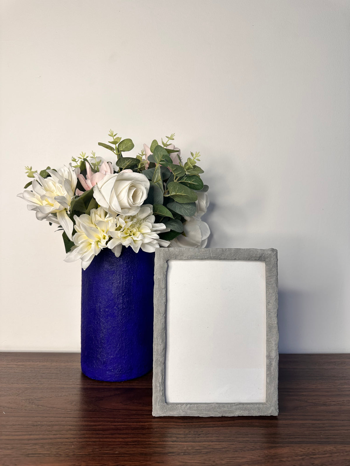 VASE EN VERRE CYLINDRIQUE TEXTURÉ BLEU PROFOND