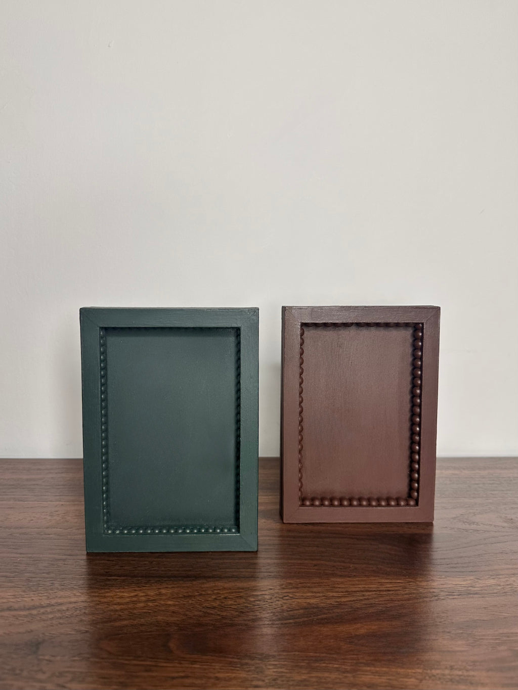 PLATEAU RECTANGULAIRE MARRON  AVEC PERLES RANGEMENT BIJOUX/ ACCESSOIRES