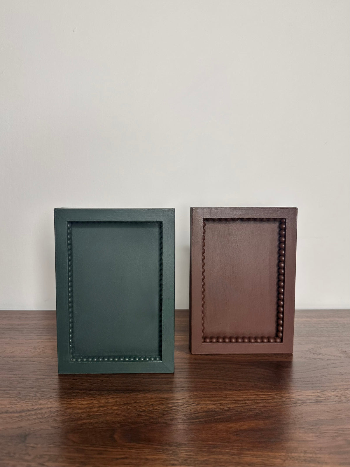 PLATEAU RECTANGULAIRE MARRON  AVEC PERLES RANGEMENT BIJOUX/ ACCESSOIRES