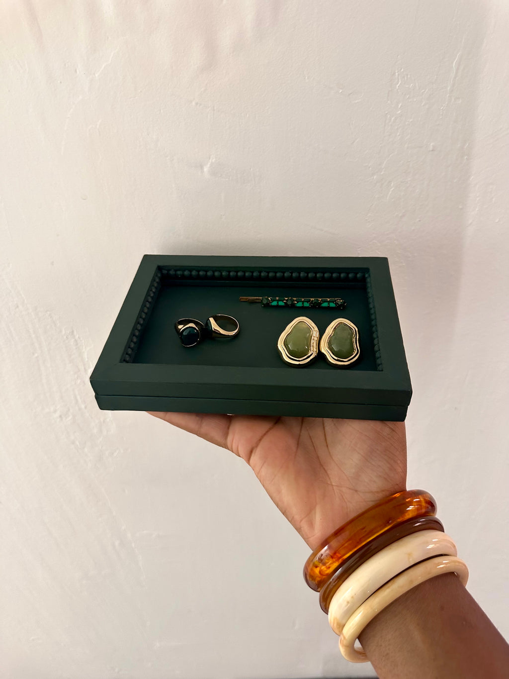 PLATEAU RECTANGULAIRE VERT OLIVE  AVEC PERLES RANGEMENT BIJOUX/ ACCESSOIRES