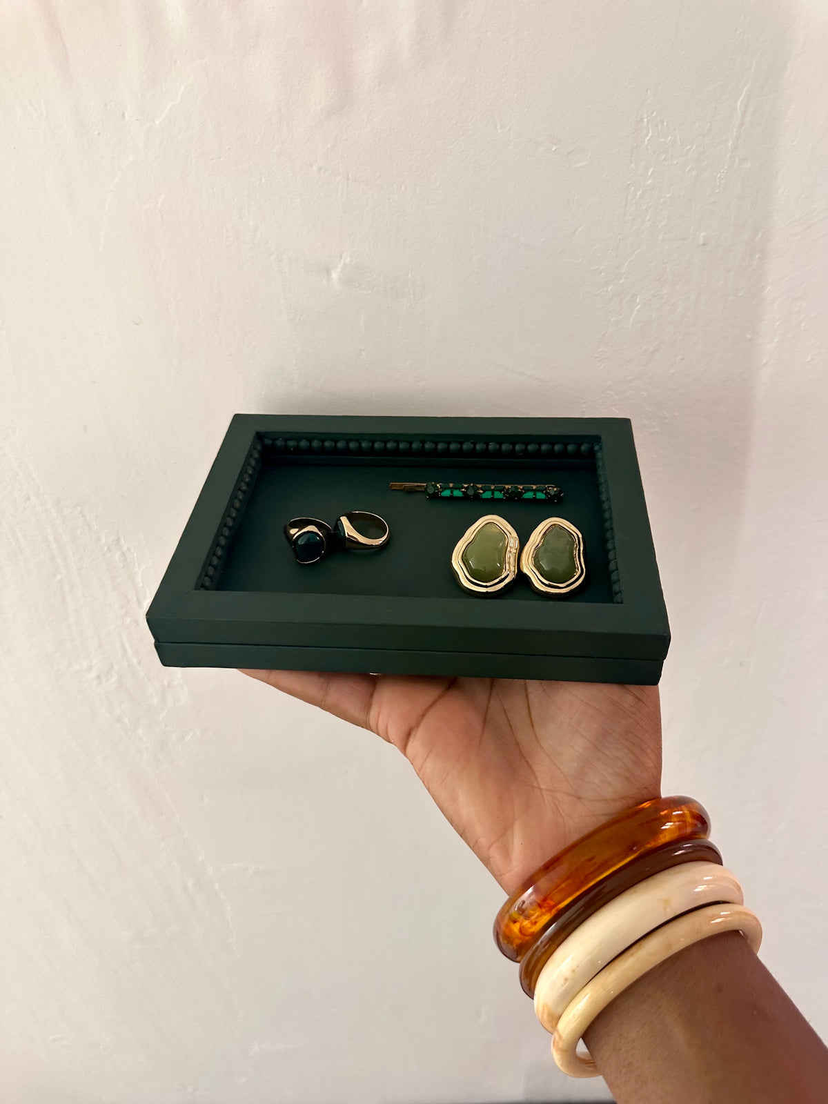 PLATEAU RECTANGULAIRE VERT OLIVE  AVEC PERLES RANGEMENT BIJOUX/ ACCESSOIRES