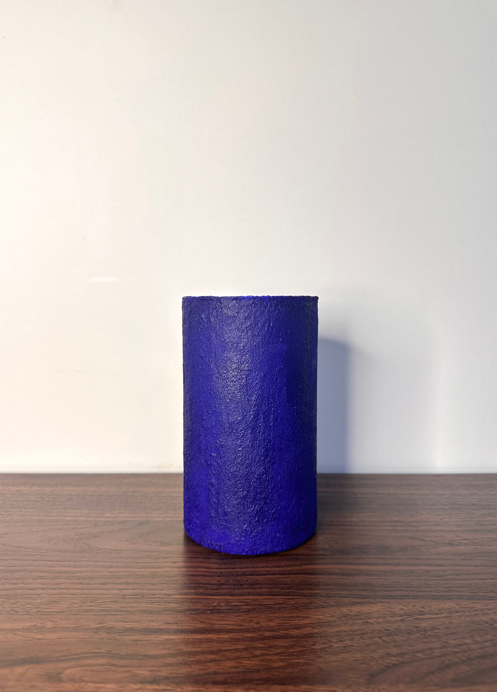 VASE EN VERRE CYLINDRIQUE TEXTURÉ BLEU PROFOND