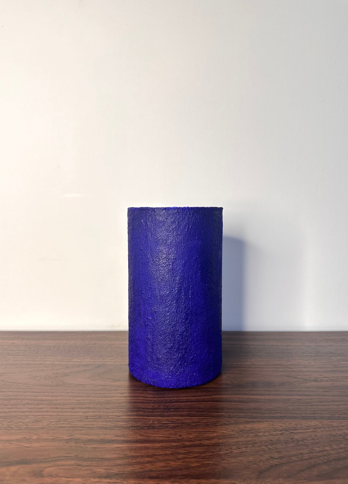 VASE EN VERRE CYLINDRIQUE TEXTURÉ BLEU PROFOND