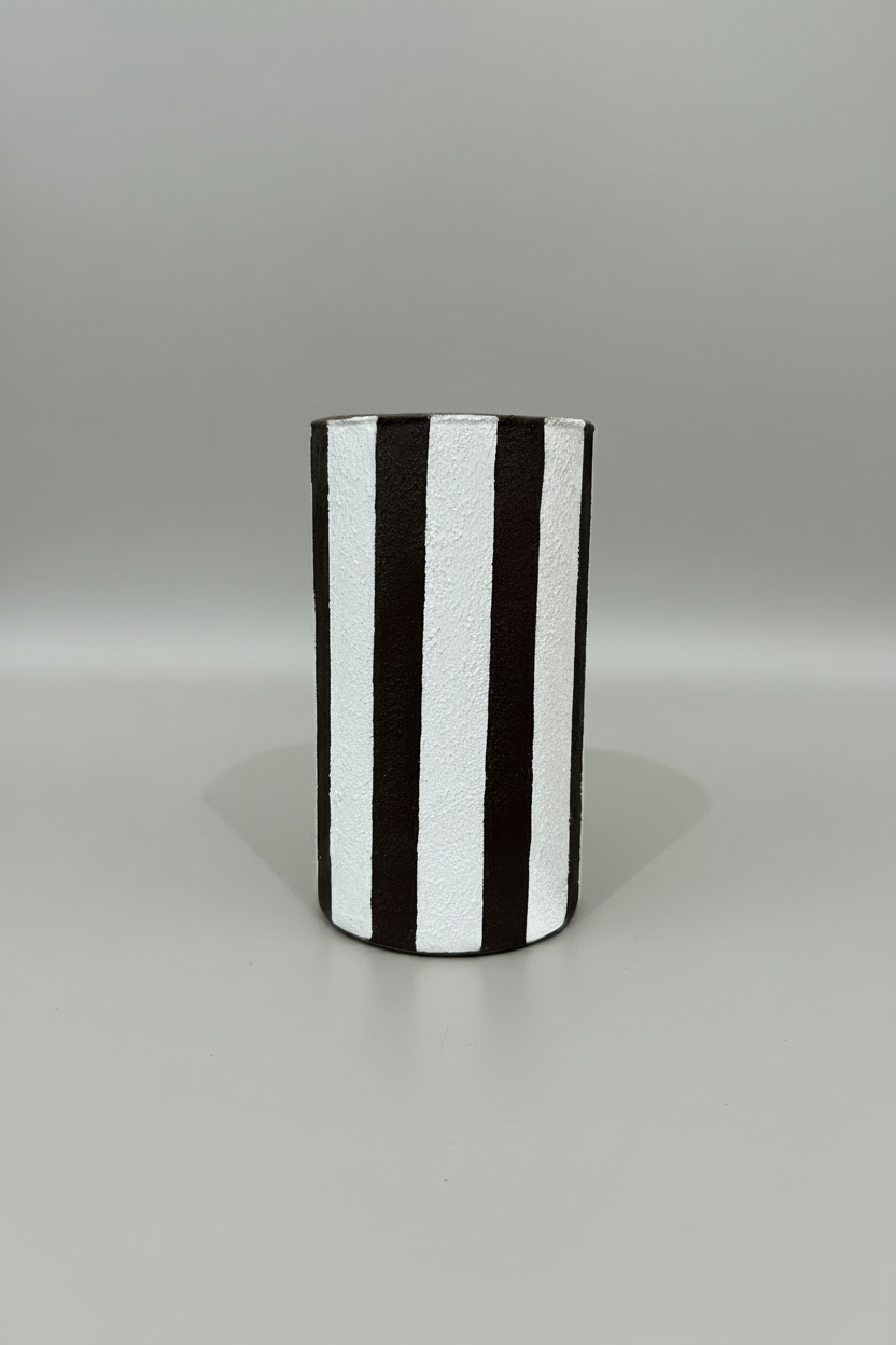 Vase cylindrique rayé marron foncé et blanc granuleux