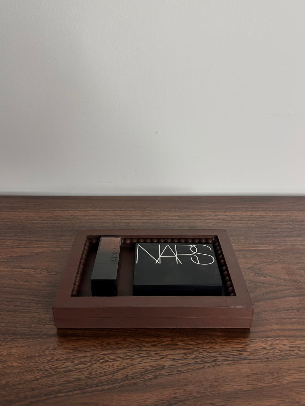 PLATEAU RECTANGULAIRE MARRON  AVEC PERLES RANGEMENT BIJOUX/ ACCESSOIRES